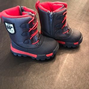 OshKosh little boy size 5 snow boots. Zippered